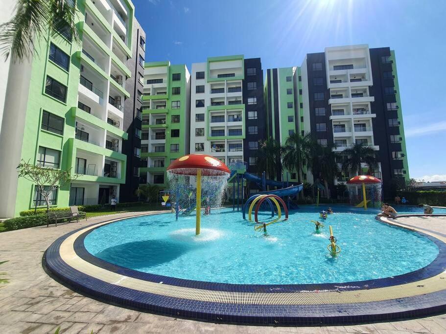 Manhattan Condo Ipoh With Water Park And Pool View Exterior photo